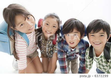 笑顔の小学生4人 6372299