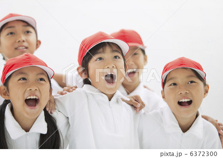 叫ぶ体操服姿の小学生 6372300