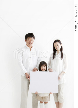 メッセージボードを持つ父親と母親と娘 6372340