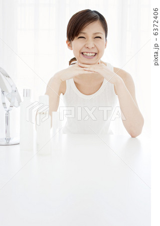 頬杖をつく笑顔の女性 頬杖をつく笑顔の女性 6372406