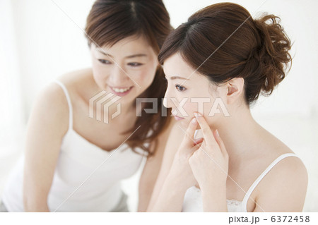 ?に手をあてる娘と母親 6372458