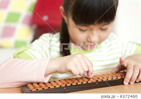 そろばんをはじく女の子 6372460