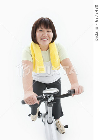 エアロバイクに乗る肥満女性 6372480