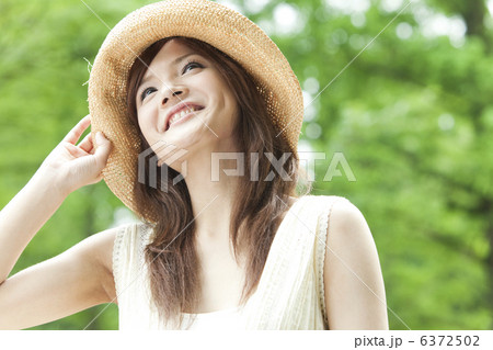 見上げる女性 6372502