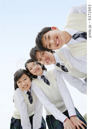 笑顔で寄り添う男女中高生4人 笑顔で寄り添う男女中高生4人 6372663