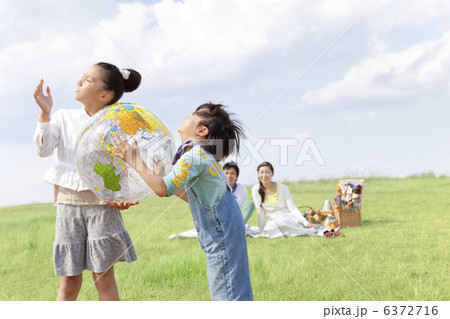遊んでいる子供と見守る両親 遊んでいる子供と見守る両親 6372716