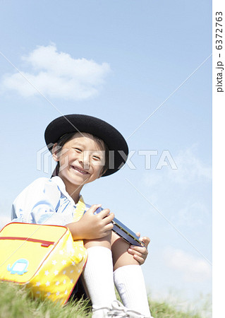 ハーモニカを持つ男の子 ハーモニカを持つ男の子 6372763