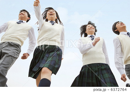 元気に走る男女中高生4人 6372764