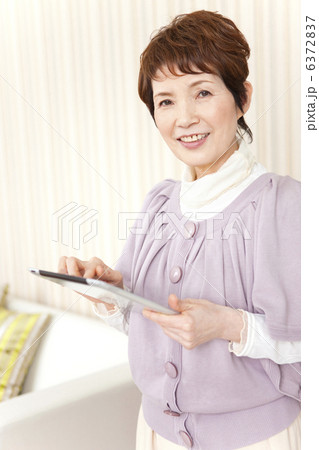 タブレットPCを操作している中高年女性 タブレットPCを操作している中高年女性 6372837
