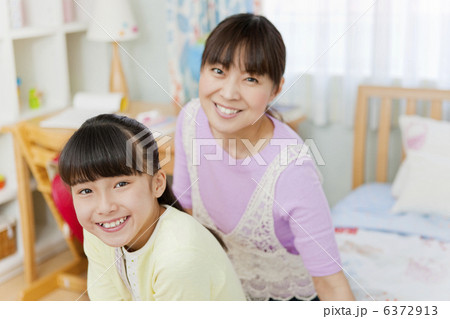子供部屋にいる女の子と母親 子供部屋にいる女の子と母親 6372913