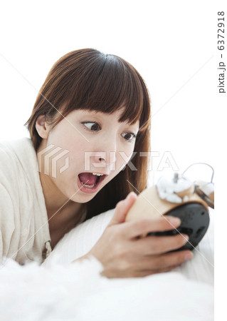 目覚まし時計を持つ女性 6372918