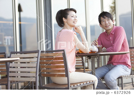 ティータイム中の中高年夫婦 ティータイム中の中高年夫婦 6372926