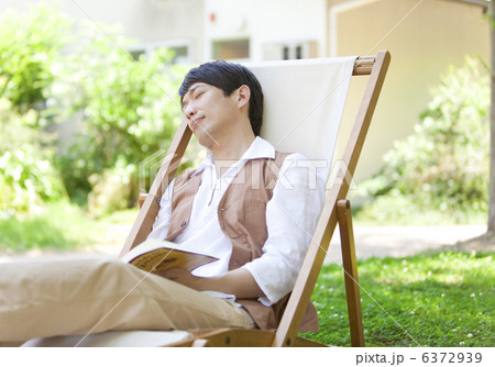 うたた寝している中高年男性 うたた寝している中高年男性 6372939