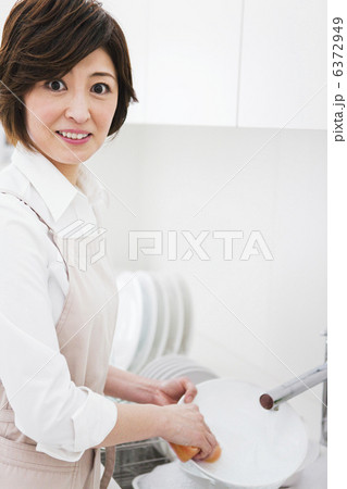 皿を洗う女性 6372949