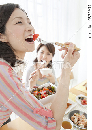 昼食を食べている女性2人 6372957