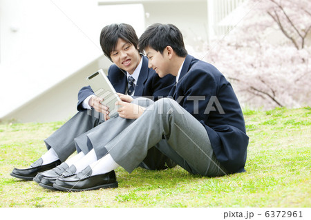 タブレットPCを持つ男子学生2人 タブレットPCを持つ男子学生2人 6372961