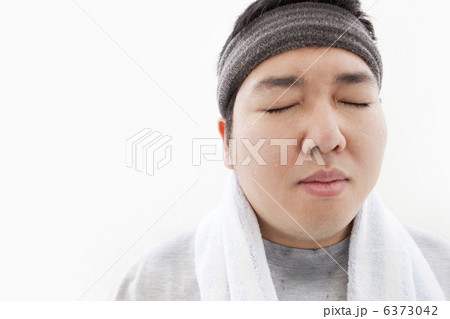 汗をかく肥満男性 6373042