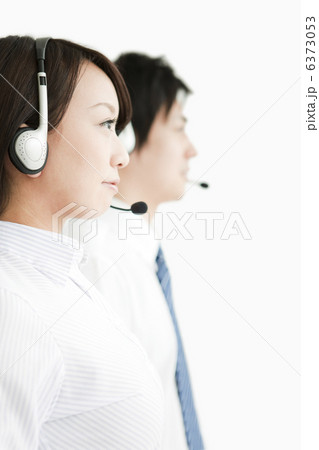 インカムを付けたビジネスマンとビジネスウーマン インカムを付けたビジネスマンとビジネスウーマン 6373053