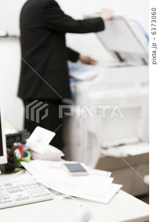 コピーをとるビジネスマン コピーをとるビジネスマン 6373060