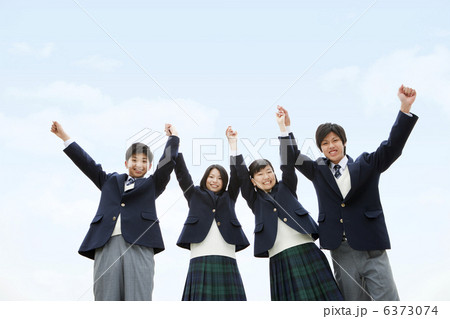 バンザイする男女中高生4人 バンザイする男女中高生4人 6373074