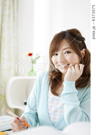 勉強をする女性 6373075