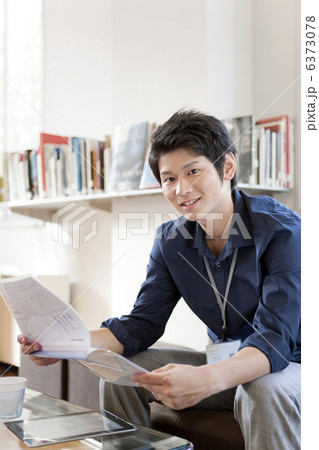 資料を持っているビジネスマン 資料を持っているビジネスマン 6373078