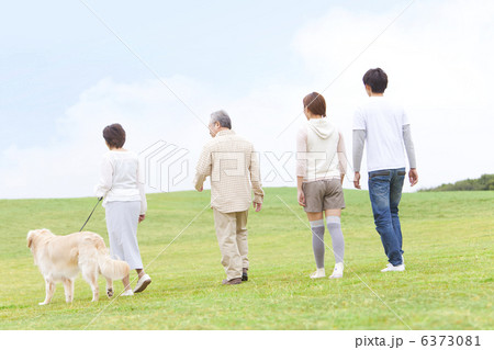 犬と散歩している4人家族 犬と散歩している4人家族 6373081