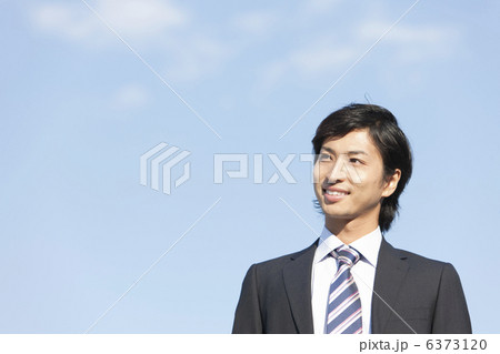 笑顔のビジネスマン 笑顔のビジネスマン 6373120