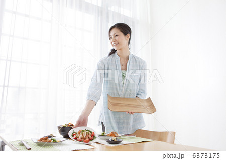 食事の準備をしている女性 食事の準備をしている女性 6373175
