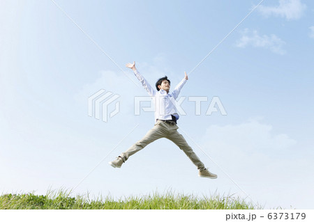 ジャンプする男性 6373179