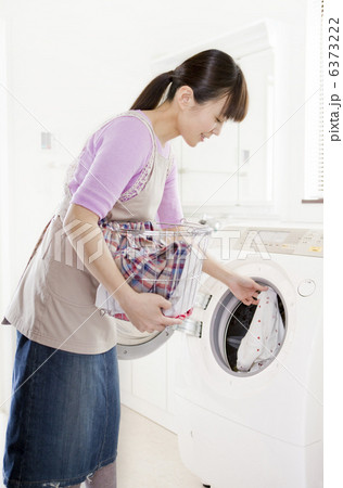 洗濯をする若い女性 洗濯をする若い女性 6373222