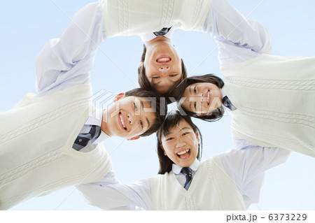 円陣を組む男女中高生4人 6373229