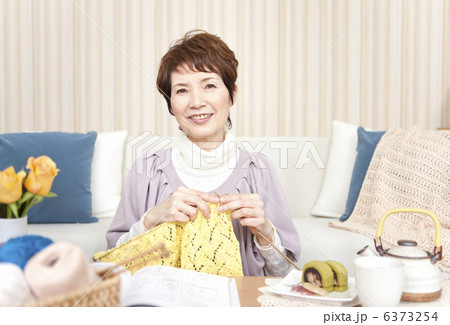 編み物をしている中高年女性 6373254
