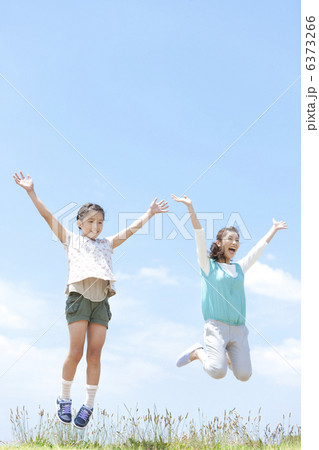 ジャンプする親子 6373266