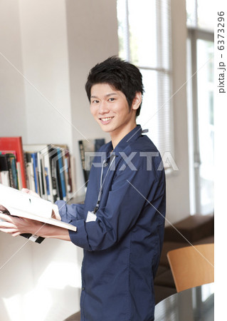 本を読むビジネスマン 6373296