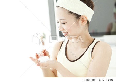 泡立てる女性 6373340