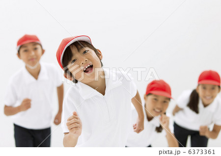 走る体操服姿の小学生 6373361