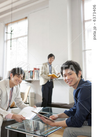 笑顔のビジネスマン3人 6373406
