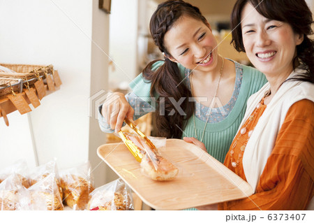 パンを取る笑顔の親子 6373407