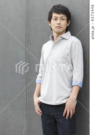 もたれる男性 6373448