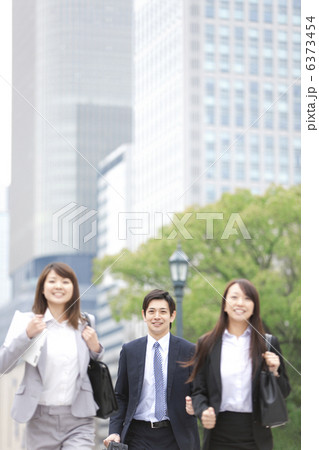 走っているビジネスマン3人 6373454