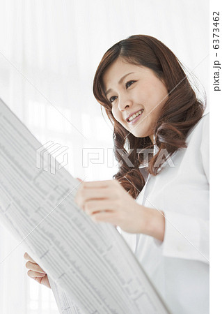 新聞を読んでいる女性 新聞を読んでいる女性 6373462