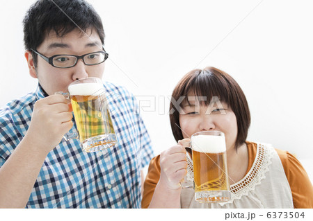 ビールを飲む肥満カップル ビールを飲む肥満カップル 6373504