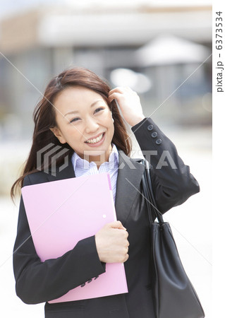 髪をかき上げているビジネスウーマン 6373534