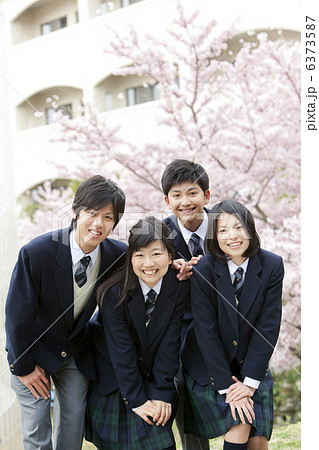 笑顔の男女学生4人 6373587