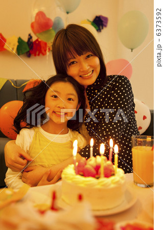 パーティーをする母娘 パーティーをする母娘 6373592
