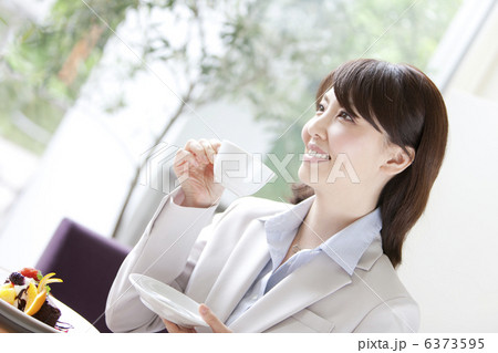 カップを持っているビジネスウーマン 6373595