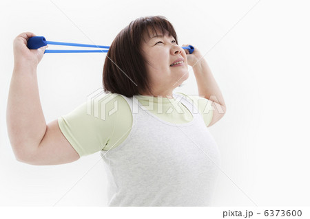 トレーニング中の肥満女性 トレーニング中の肥満女性 6373600