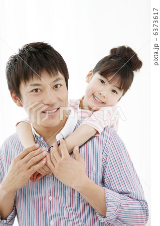 娘をおんぶする父親 6373617