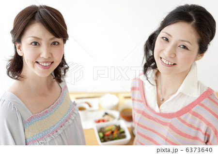 笑顔の女性2人 6373640